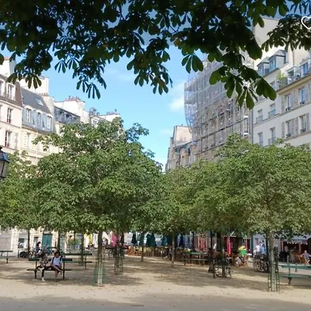 Emily In Appartamento Parigi