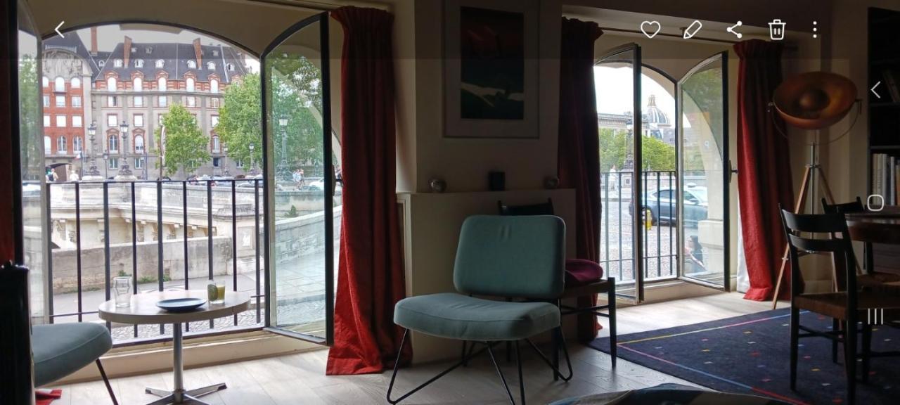 Emily In Appartamento