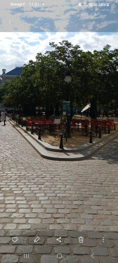 Emily In Appartamento Parigi